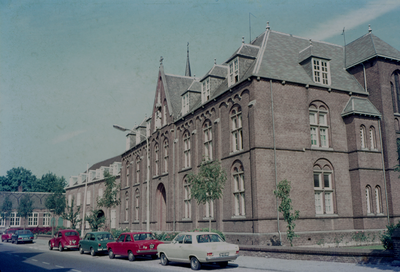 850892 Gezicht op het St. Franciscusklooster (Wilhelminaweg 77) te Woerden. Het klooster is in 1897-1899 gebouwd; vanaf ...